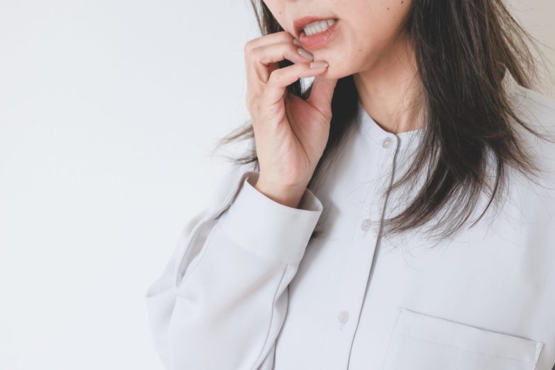 歯の痛さを我慢する女性