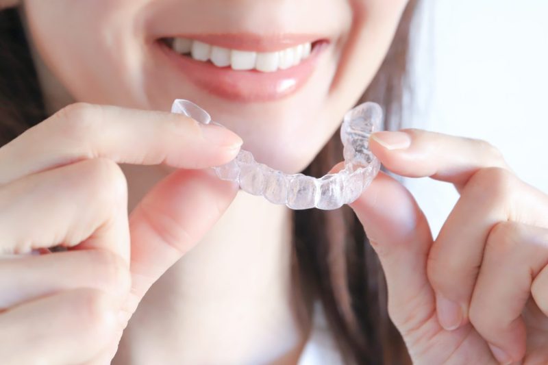 マウスピースを持つ女性2