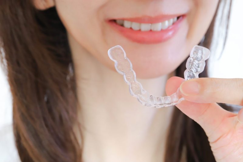 インビザラインの奥歯がパカパカする原因は?マウスピースが浮くと生じるリスクや対処法を解説