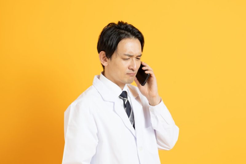 電話をかける医者