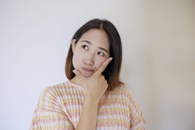 考えるポーズの女性