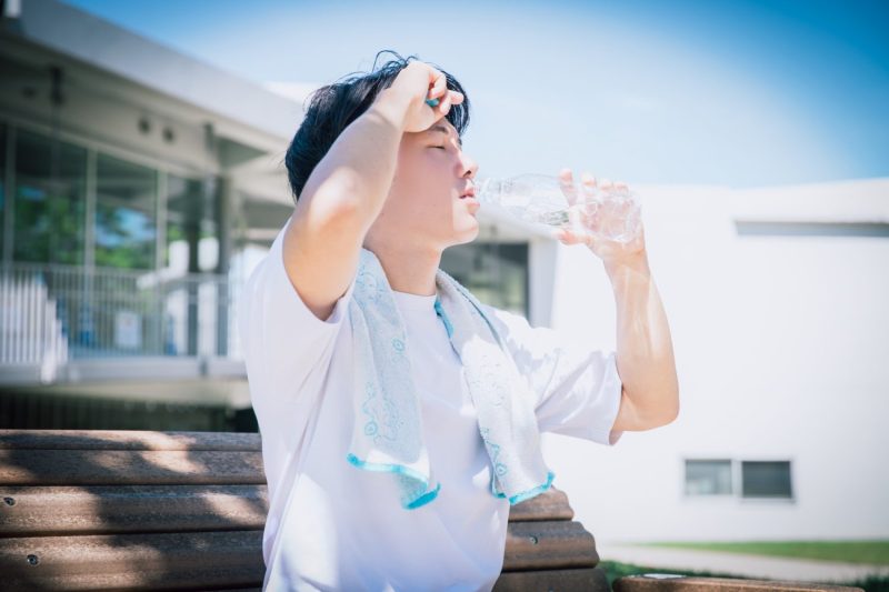 水分補給をする男性