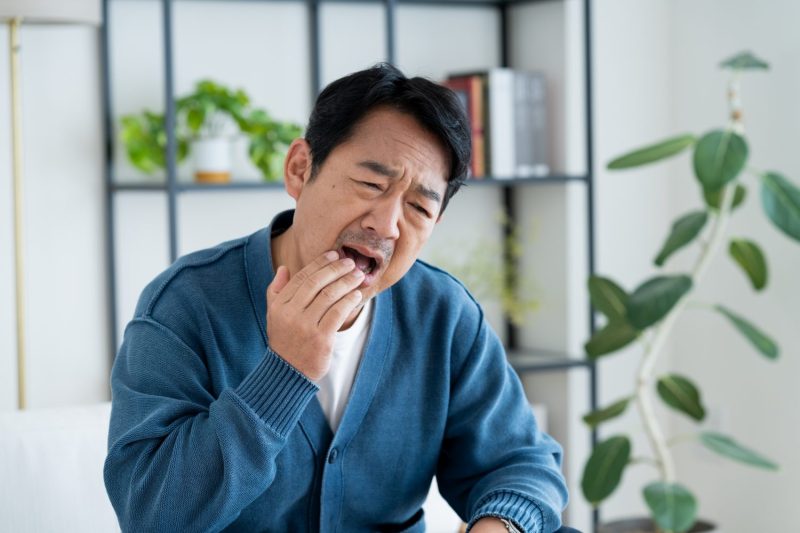 歯が痛いミドルの男性