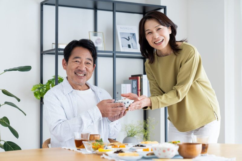 食事をするミドルの夫婦