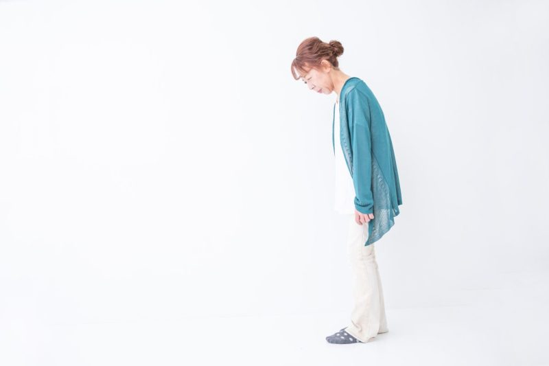 猫背の中高年の女性