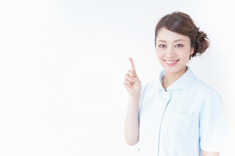 指をさす看護師