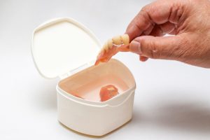 入れ歯を熱湯消毒しても大丈夫？正しいお手入れ方法や注意点を解説