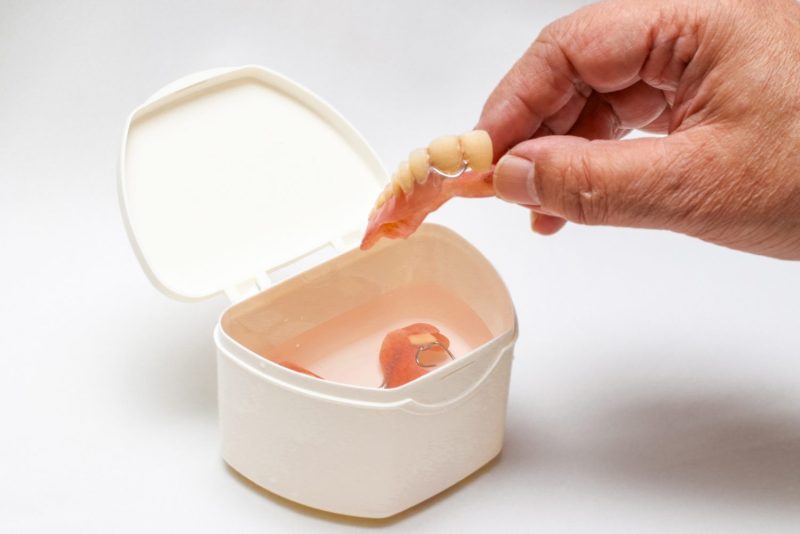 入れ歯を熱湯消毒しても大丈夫？正しいお手入れ方法や注意点を解説