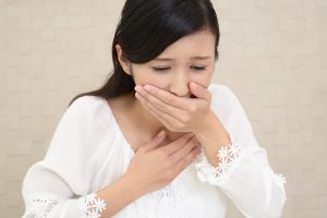 入れ歯で嘔吐反射が起こる原因は？シーン別の対処法や入れ歯ができない場合の治療法を解説