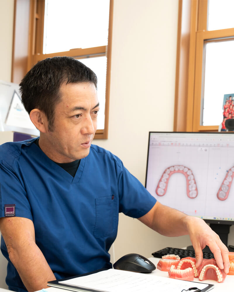 矯正装置が透明で目立ちにくいマウスピース型矯正