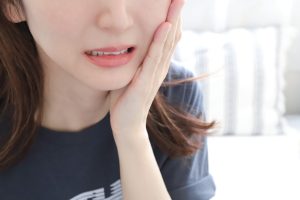 左右同時に親知らずは抜歯できる？抜歯の流れや注意点などを解説
