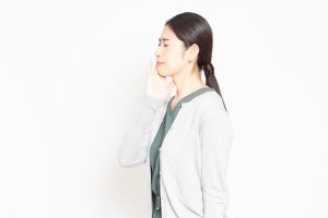 奥歯を抜歯したらそのままでもいい？放置するリスクや治療方法を解説