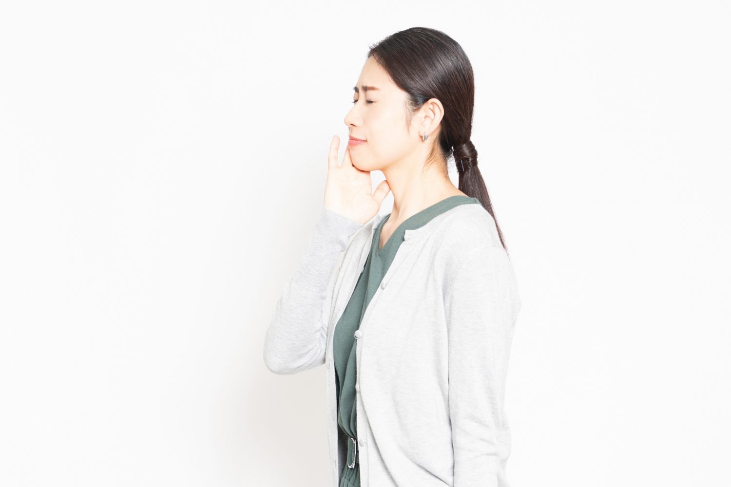 奥歯を抜歯したらそのままでもいい?放置するリスクや治療方法を解説