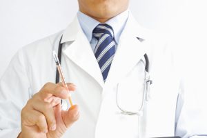 硝子体注射にはどのような効果がある？使用する薬剤の種類や、治療後の副作用リスクも解説します