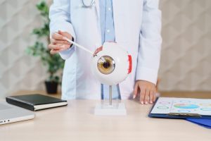 硝子体手術は高齢でも受けられる？治療が必要なケースや合併症のリスクも解説