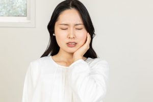 親知らずが横に生える原因とは？放置しておくリスクや治療の流れなどを解説