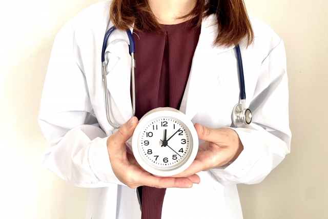 時計を持つ女性