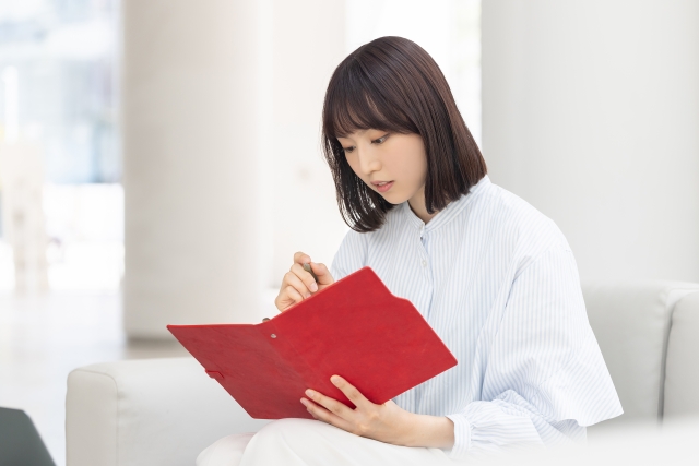 手帳を確認する女性