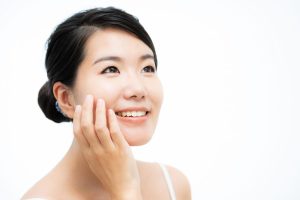 ほおに手を当てる女性