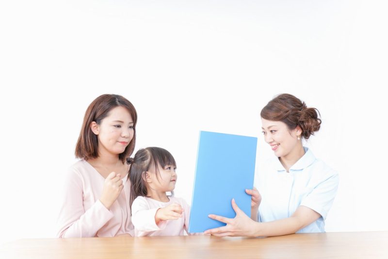 説明を聞く親子