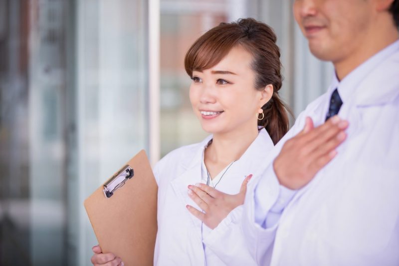 胸に手を当てる看護師