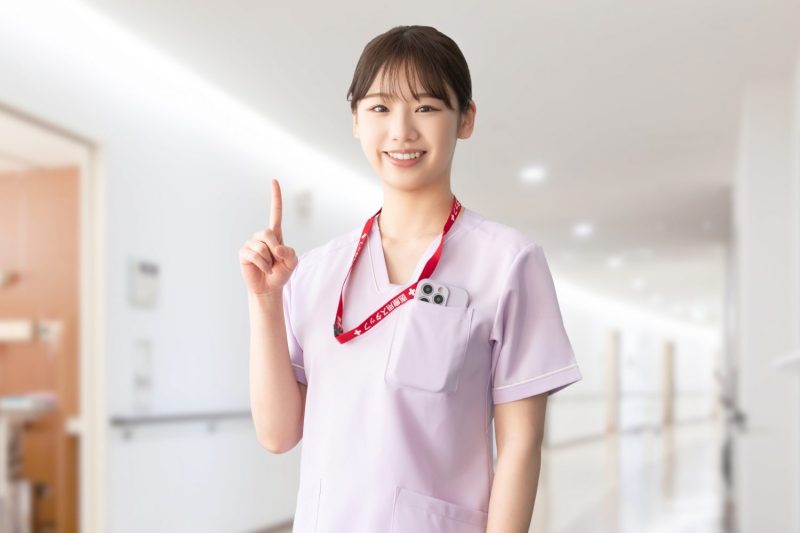 指を立てる医療スタッフ