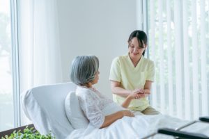 在宅の寝たきり介護はどうすれば？無理なく続けられるコツや注意点を解説