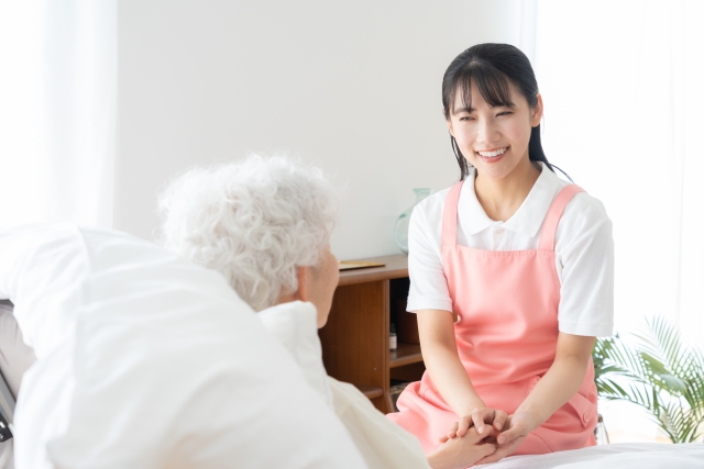 寝たきりの在宅介護はどう進める？家族の負担を減らす制度やサービスを解説