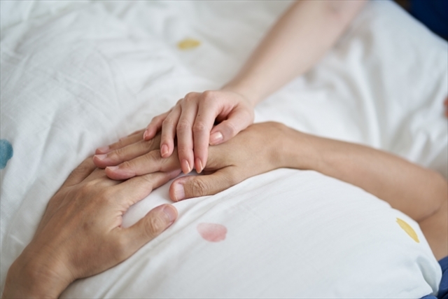 在宅での看取り｜病院の看取りとの違いや準備、受けられる支援とは