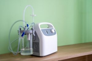 痰の吸引は家族でもできる？在宅介護で行う条件や手続きから、具体的な吸引方法や注意点まで解説します