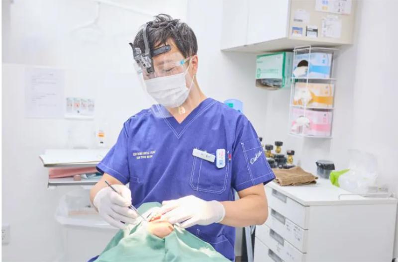 手術中の痛みはほとんどなく、外見や咀嚼感覚も自分の歯とほぼ同じ