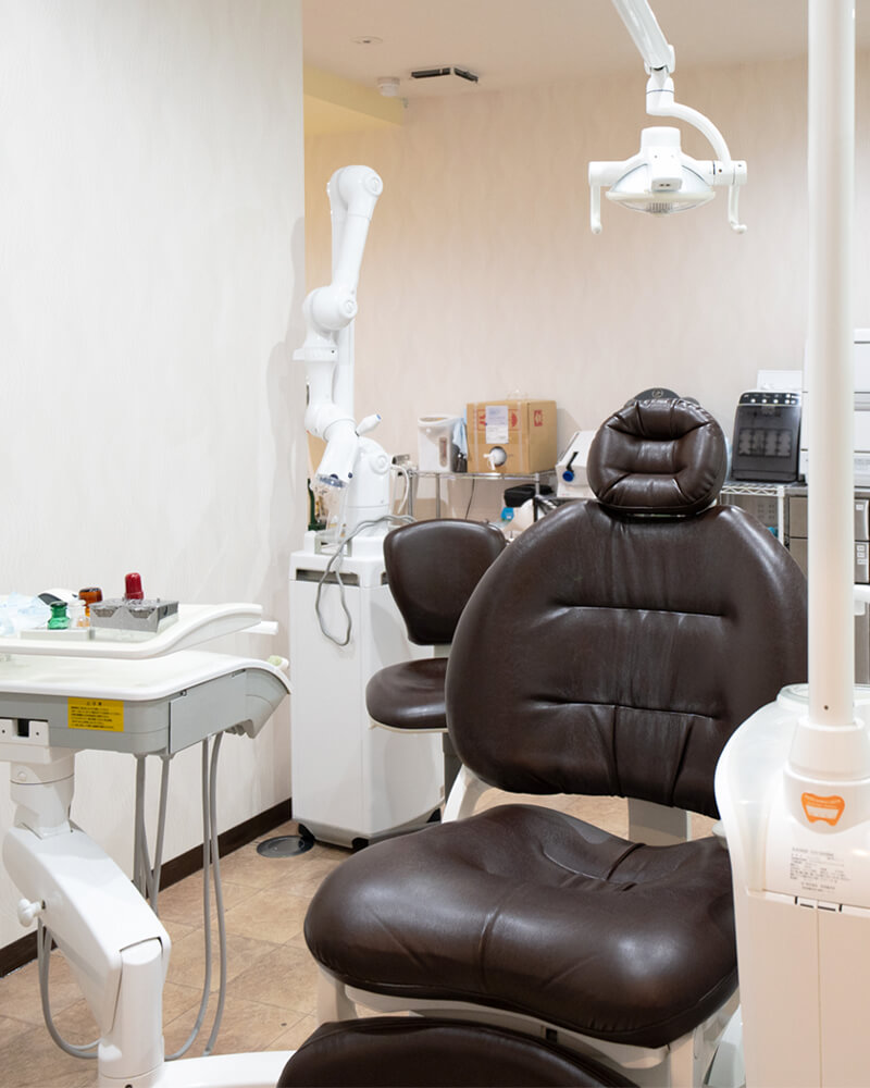 院内に歯科技工士が在籍し、歯の色や形を直接相談できる