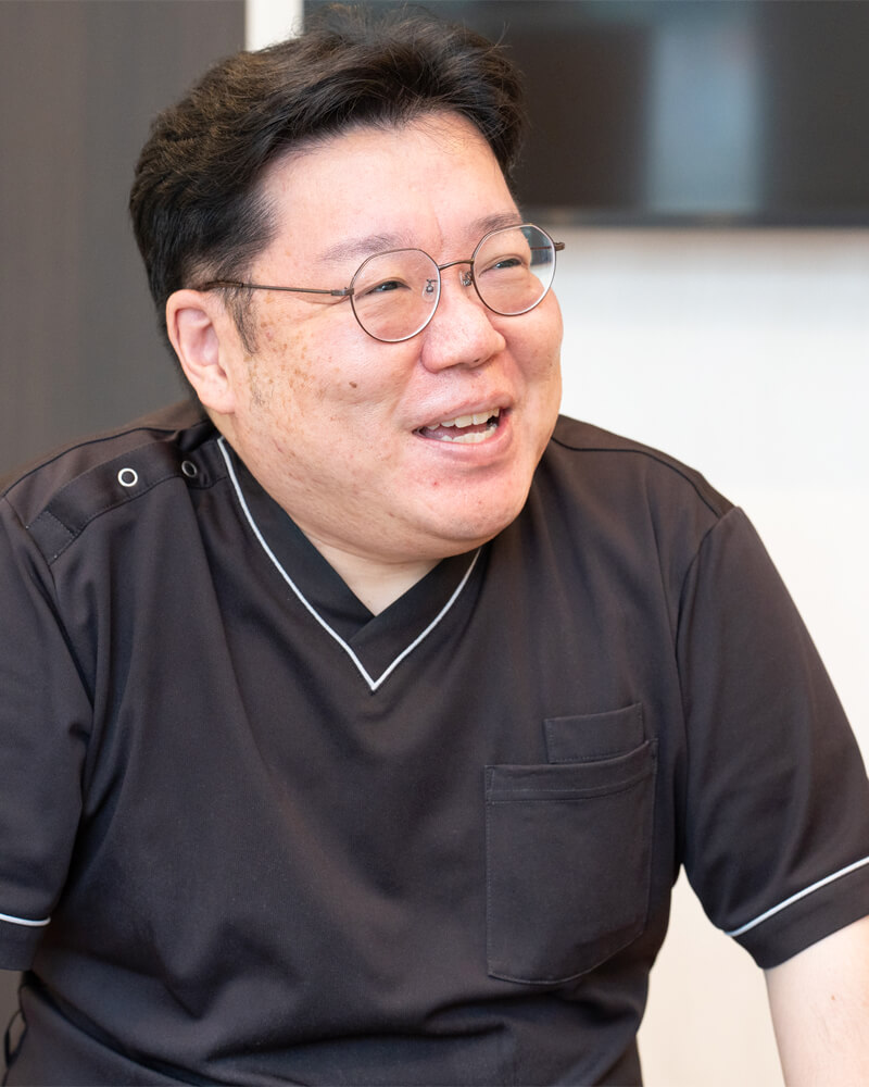 院内に歯科技工士が在籍し、歯の色や形を直接相談できる