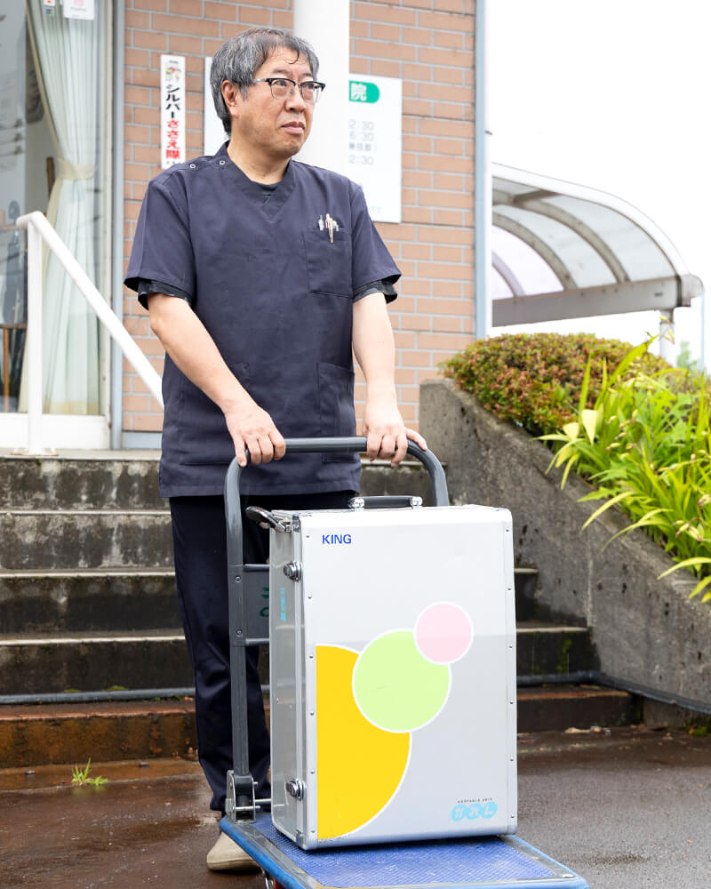 レントゲン撮影など、訪問先でもほぼ院内同様の治療が可能