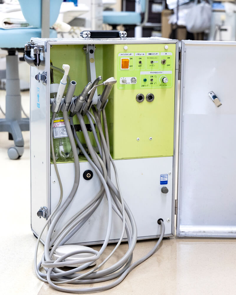 レントゲン撮影など、訪問先でもほぼ院内同様の治療が可能