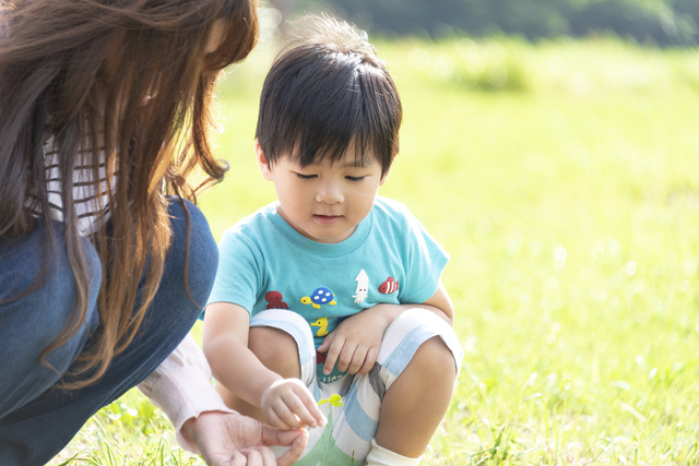 子どもの喋り始めが遅いのはなぜ？