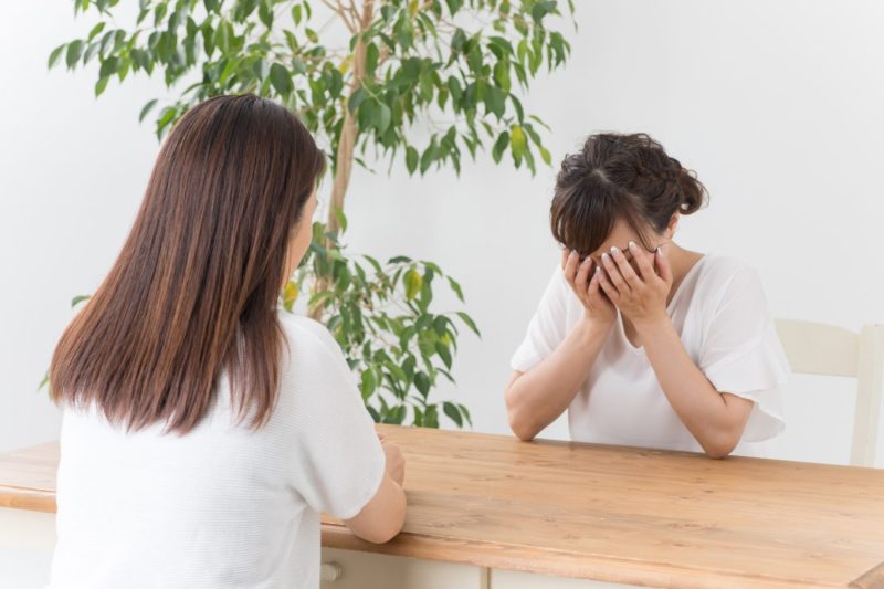 会話する女性たち