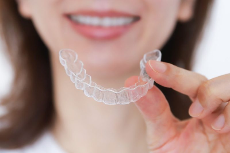 インビザラインの装着時間が短いとどうなる?リスクや装着時間を守るコツも解説