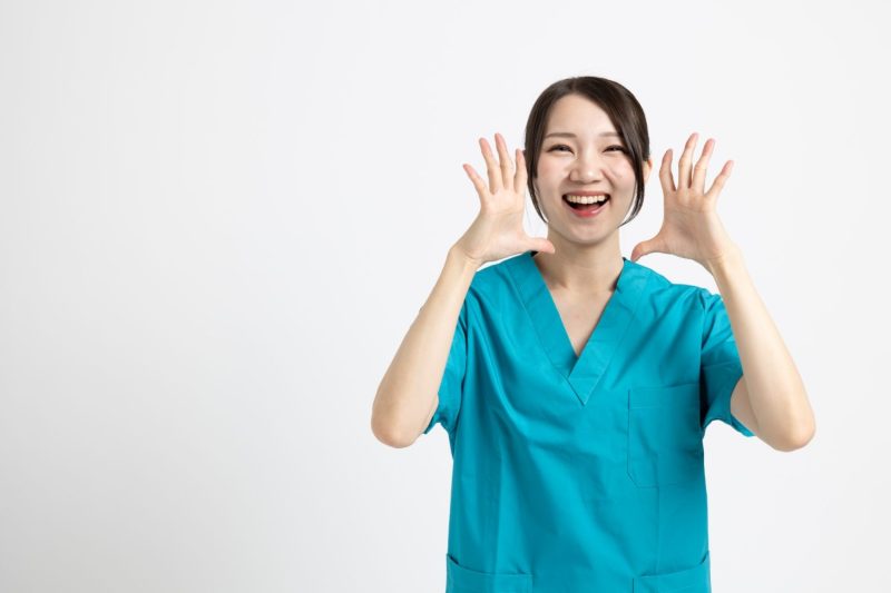 大きな声を出す女性の医者