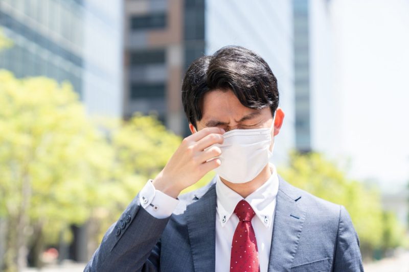 花粉症のビジネスマン