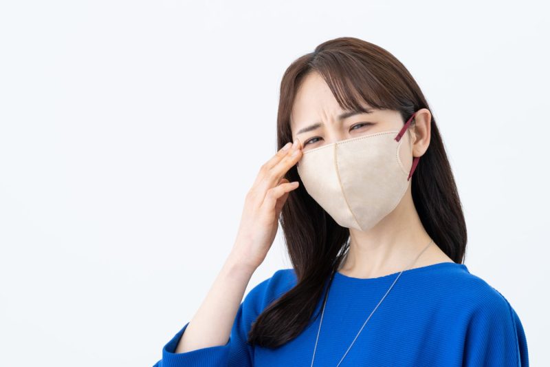 花粉症の若い女性