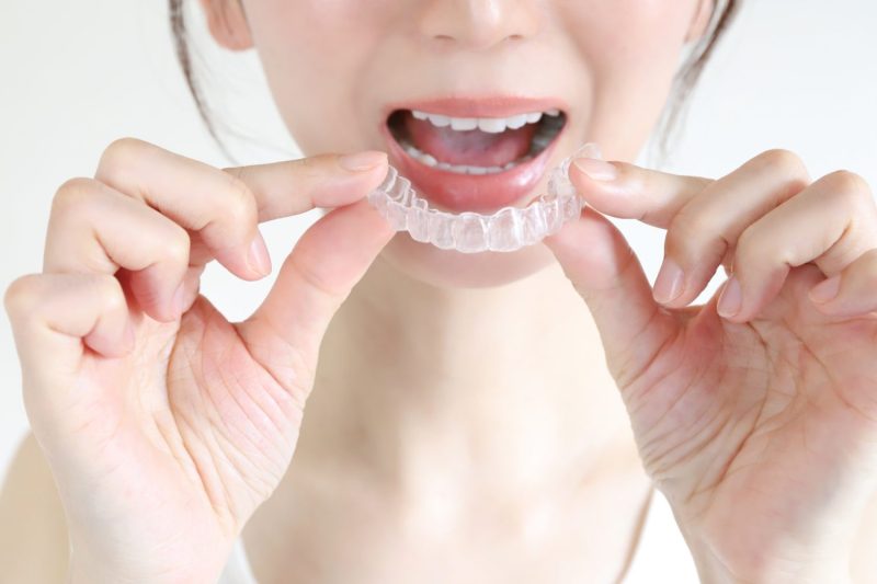 マウスピースをつける女性