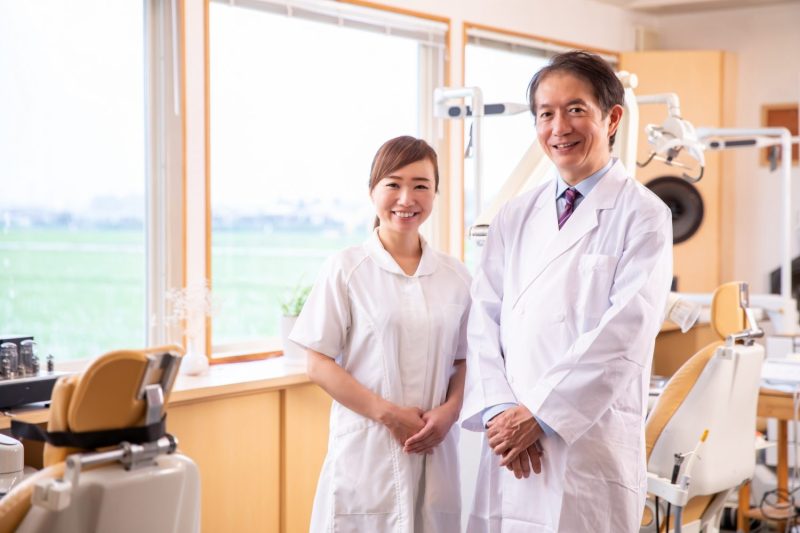 男性医師と看護師