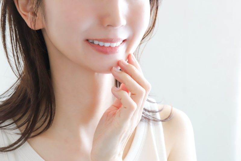 女性の口元