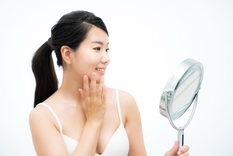 歯並びを確認する女性