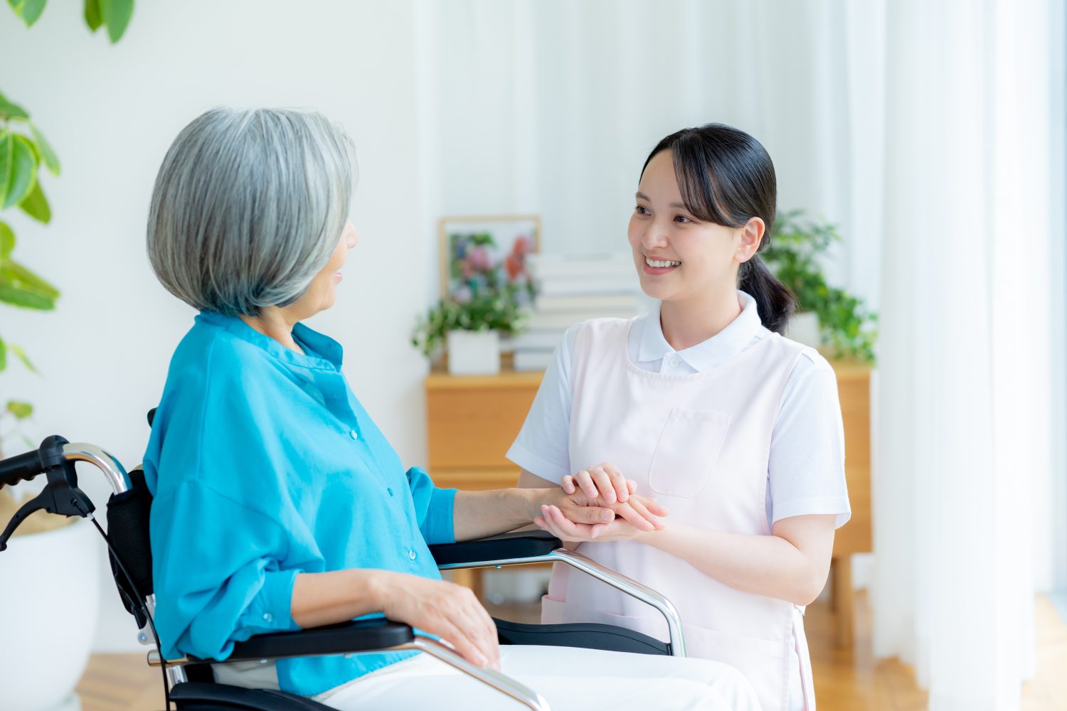 訪問介護ではどこまで介助してもらえる？対象者や利用の流れも併せて解説します