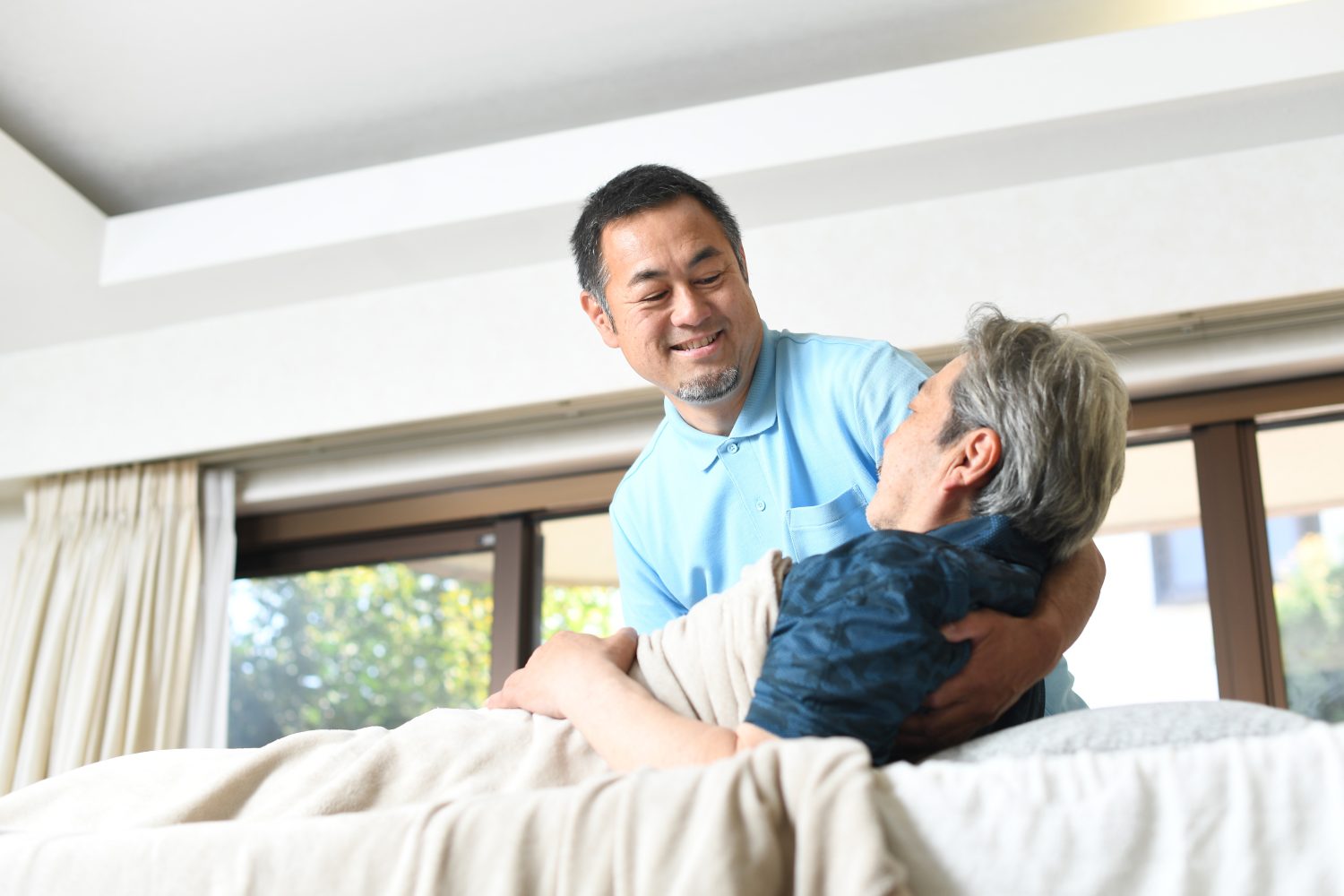 寝たきりによる筋力低下を防ぐリハビリとは？注意点も併せて解説します