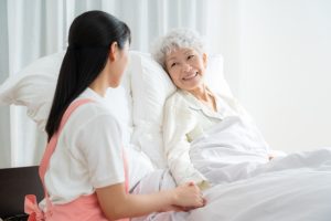 自宅で寝たきりの方を介護する際の流れや注意点、負担を軽減する方法を解説