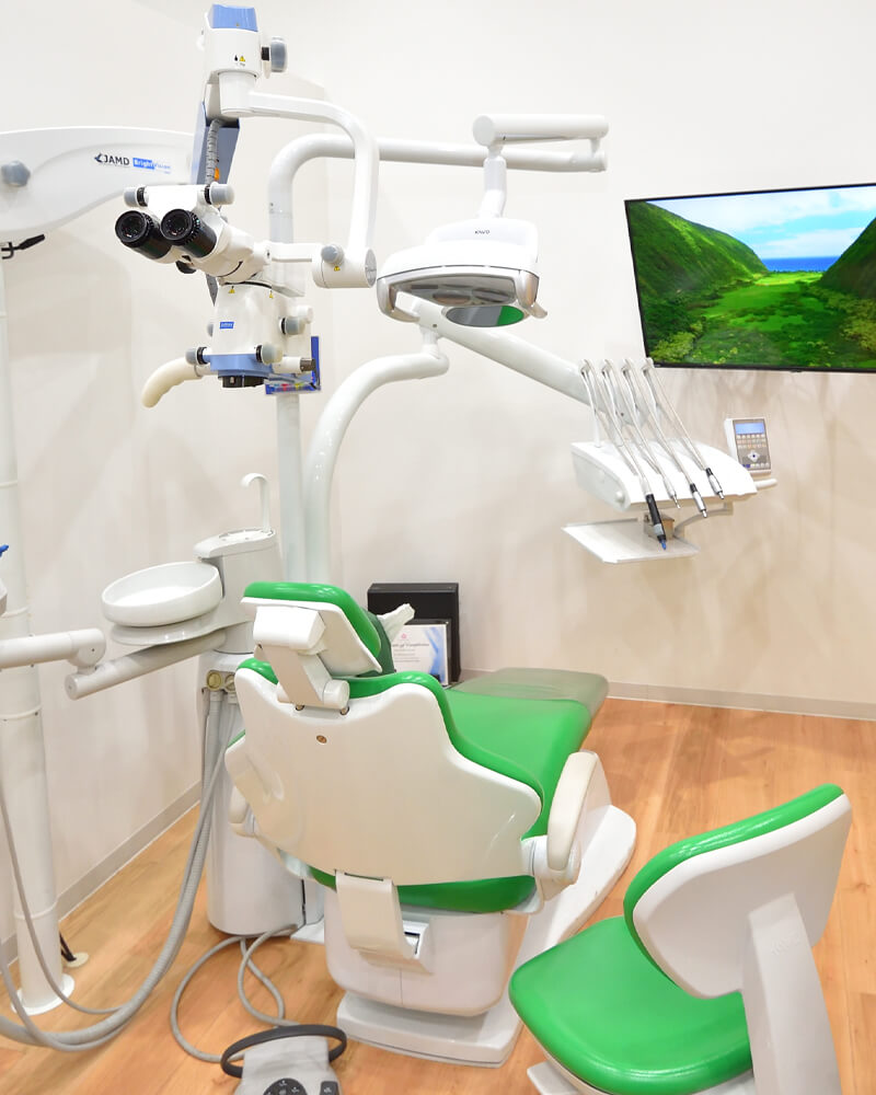 患部をつぶさに観察できるマイクロスコープで精密治療