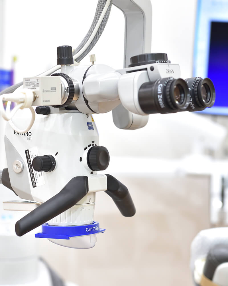 患部をつぶさに観察できるマイクロスコープで精密治療